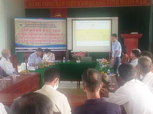 Hội Nông dân xã Hải Quế phối hợp tập huấn kỹ thuật sản xuất lúa theo hướng hữu cơ cho nông dân