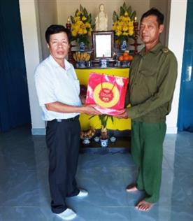 Hội Nông dân huyện Hải Lăng tổ chức thăm và tặng quà cho các gia đình Liệt sĩ của cán bộ Hội