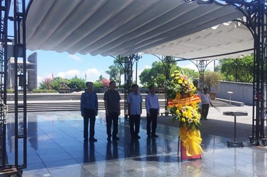 Lãnh đạo Trung ương Hội Nông dân Việt Nam thắp hương tri ân các Anh hùng Liệt sĩ