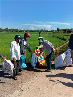 Hội Nông dân thị trấn Gio Linh ra quân thu gom rác thải trên đồng ruộng