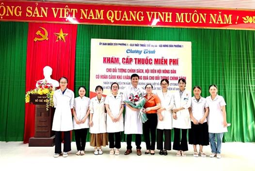 Hội ND phường 1, TX Quảng Trị phối hợp với Câu Lạc bộ (CLB) thầy thuốc trẻ Bệnh viện đa khoa Khu vực Triệu Hải khám chữa bệnh cho các gia đình chính sác, hội viên nông dân trên địa bàn
