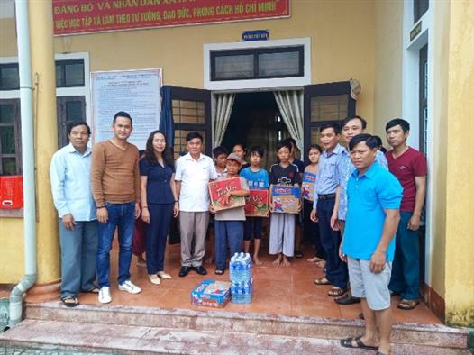 Lãnh đạo Hội Nông dân tỉnh thăm và tặng quà cho nông dân bị ảnh hưởng nặng nề sau lũ lụt