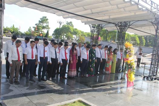 Lễ viếng Nghĩa trang liệt sĩ Đường 9 trước thềm Đại hội đại biểu Hội Nông dân tỉnh Quảng Trị