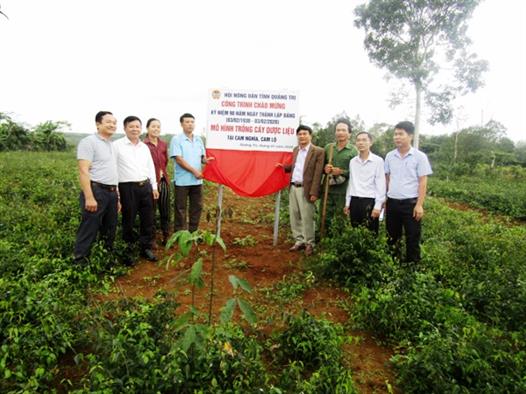 Gắn biển mô hình kinh tế chào mừng kỷ niệm 90 năm Ngày thành lập Đảng Cộng sản Việt Nam