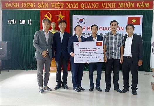 Hội Nông dân huyện Cam Lộ phối hợp với Tổ chức Chia sẽ Dân sự toàn cầu (GCS) Hàn Quốc tổ chức Lễ bàn giao vốn vay cho nông dân