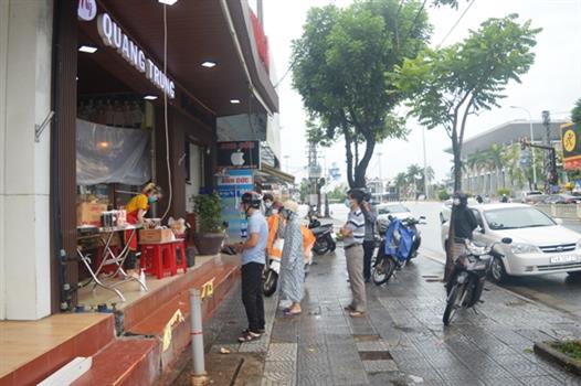 Đông Hà: Người dân tuân thủ các  quy định phòng, chống COVID-19 trong ngày đầu nới lỏng giãn cách xã hội