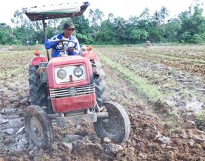 Lão nông cải tiến máy cày thành máy làm đất đa năng