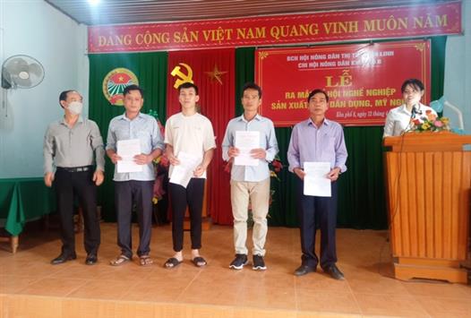 Hội Nông dân thị trấn Gio Linh ra mắt tổ Hội nghề nghiệp sản xuất mộc dân dụng, mỹ nghệ