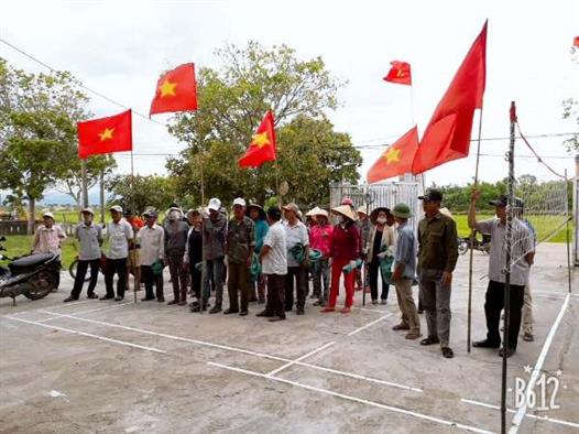 Hội Nông dân xã Hải Thành ra quân thu gom rác thải thuốc BVTV trên đồng ruộng