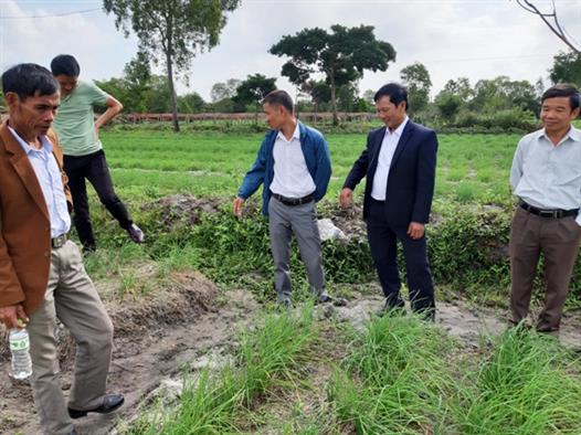 Hội Nông dân xã Vĩnh Chấp phối hợp tổ chức cho hội viên nông dân đi tham quan, học tập mô hình kinh tế trong tỉnh