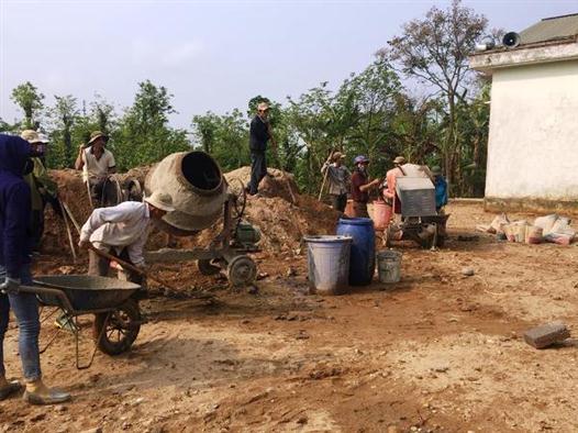 Chi hội Nông dân thôn Tân Hiệp, xã Tân Liên đảm nhận công trình đổ bê tông sân Trung tâm học tập cộng đồng thôn