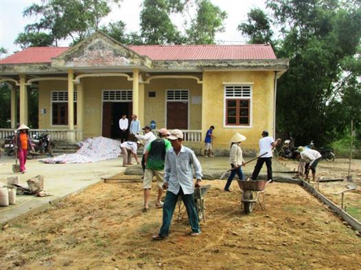 Chi hội Nông dân Nhĩ Hạ, xã Gio Thành đảm nhận công trình đổ bê tông sân Trung tâm học tập cộng đồng thôn