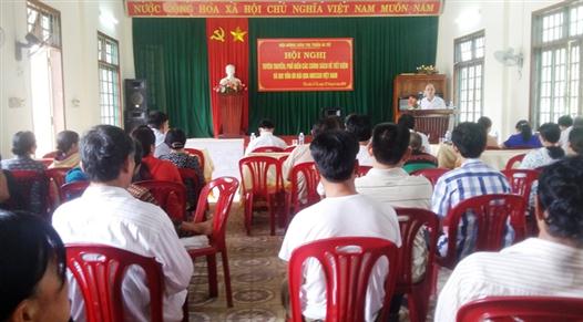 Hội Nông dân thị trấn Ái Tử phối hợp với Chi nhánh Ngân hàng CSXH huyện tập huấn cho hội viên nông dân