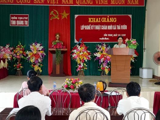 Khai giảng lớp học nghề chăn nuôi gà thả vườn