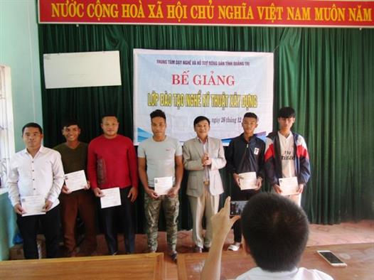 Bế giảng lớp học nghề kỹ thuật xây dựng tại xã A Ngo