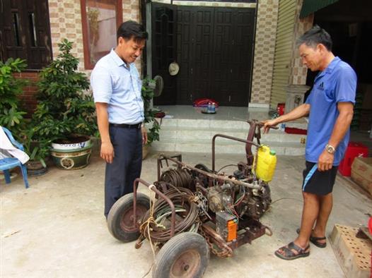 Nông dân sáng chế thành công máy kéo thuyền