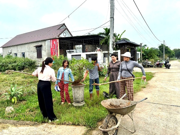 Hội Nông dân phường An Đôn ra quân xây dựng tuyến đường kiểu mẫu